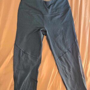 navy blue Victoria sport leggings 3 fourths length